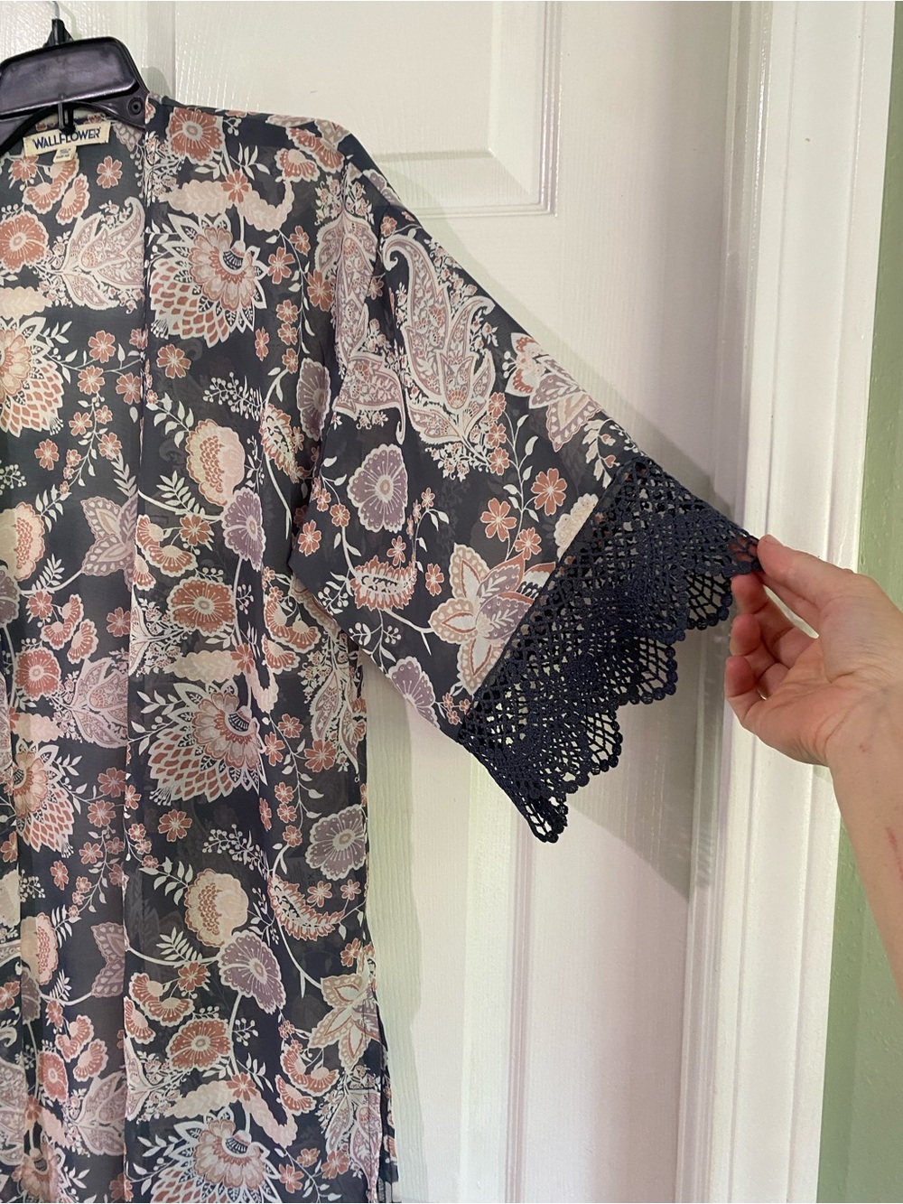 Wallflower Kimono Gray Pink Open Front XS Boho Paisley Floral Lace Trim - Picture 3 of 12
